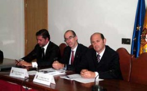 Carlos Calvo (ITG), Vázquez Alumuíña (Baiona) e Rafael Louzán (Dep. Pontevedra), na firma do acordo.
