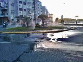 Malgaste de auga hoxe na mañá na rotonda de acceso a Baiona.