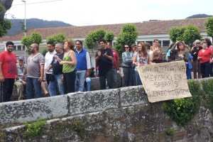 Os comerciantes realizaron unha protesta na ponte Vella de Sabarís