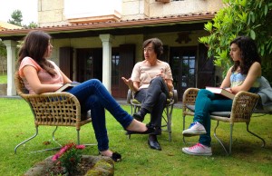 Camiño Noia conversa con alumnas do IES Terra de Turonio