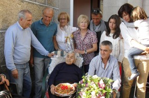 Camila Sanromán cumpriu 100 anos rodeada de tres xeracións