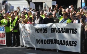 Protesta dos colectivos de emigrantes en Santiago de Compostela | Imaxe @obloque