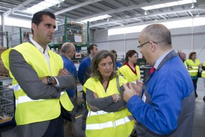 Alberto Valverde e a delegada de Zona Franca Teresa Pedrosa nunha visita institucional a Porto do Molle. Imaxe CZFV