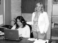 La t�cnico Patricia Rivadulla, sentada, y la concejala Rosa Ana Marcote, en la nueva oficina de asistencia t�cnica al comercio.