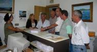 Entrega de firmas no rexistro do concello. A Voz de Galicia