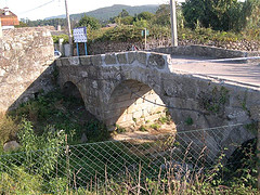 Os peitor�s contin�an tirados na marxe do r�o.