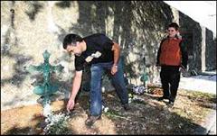 Xos� Lois Vilar e Ana Rodr�guez amosan a fosa com�n do camposanto de Baiona. / jes�s de arcos