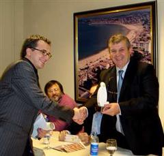 Foto La Voz de GaliciaDario Alvarez entrega un dos premios