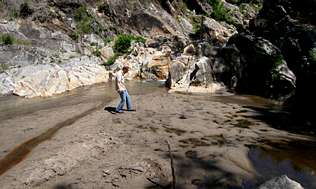 Toneladas de area taparon a coñecida Poza do Arco, frecuentada no verán por centos de bañistas Toneladas de area taparon a coñecida Poza do Arco, frecuentada no verán por centos de bañistas