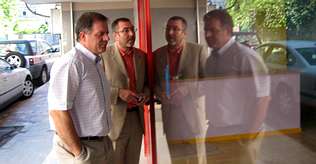 Arauxo e Castillo diante das instalaci�ns do centro comarcal de igualdade en Gondomar