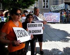  Os asistentes portaron pancartas e corearon consignas onte ante a porta da Casa Consistorial