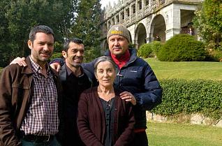Monti Casti�eiras, Xabier Deive, Mela Casal e Leonel Vieira, onte, durante un descanso do rodaje no pazo Villar�s. C. Pereira