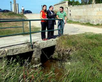 O concellais Juan Hermida e Estela P�rez c� delegado de medioambiente na desembocadura do r�o Mui�os en Praia Am�rica.