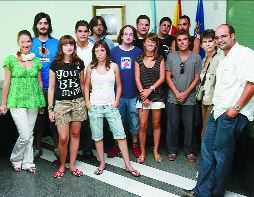 Artistas locais, entre eles, Iván Ferreiro, acudiron á reunión. Artistas locais, entre eles, Iván Ferreiro, acudiron á reunión.